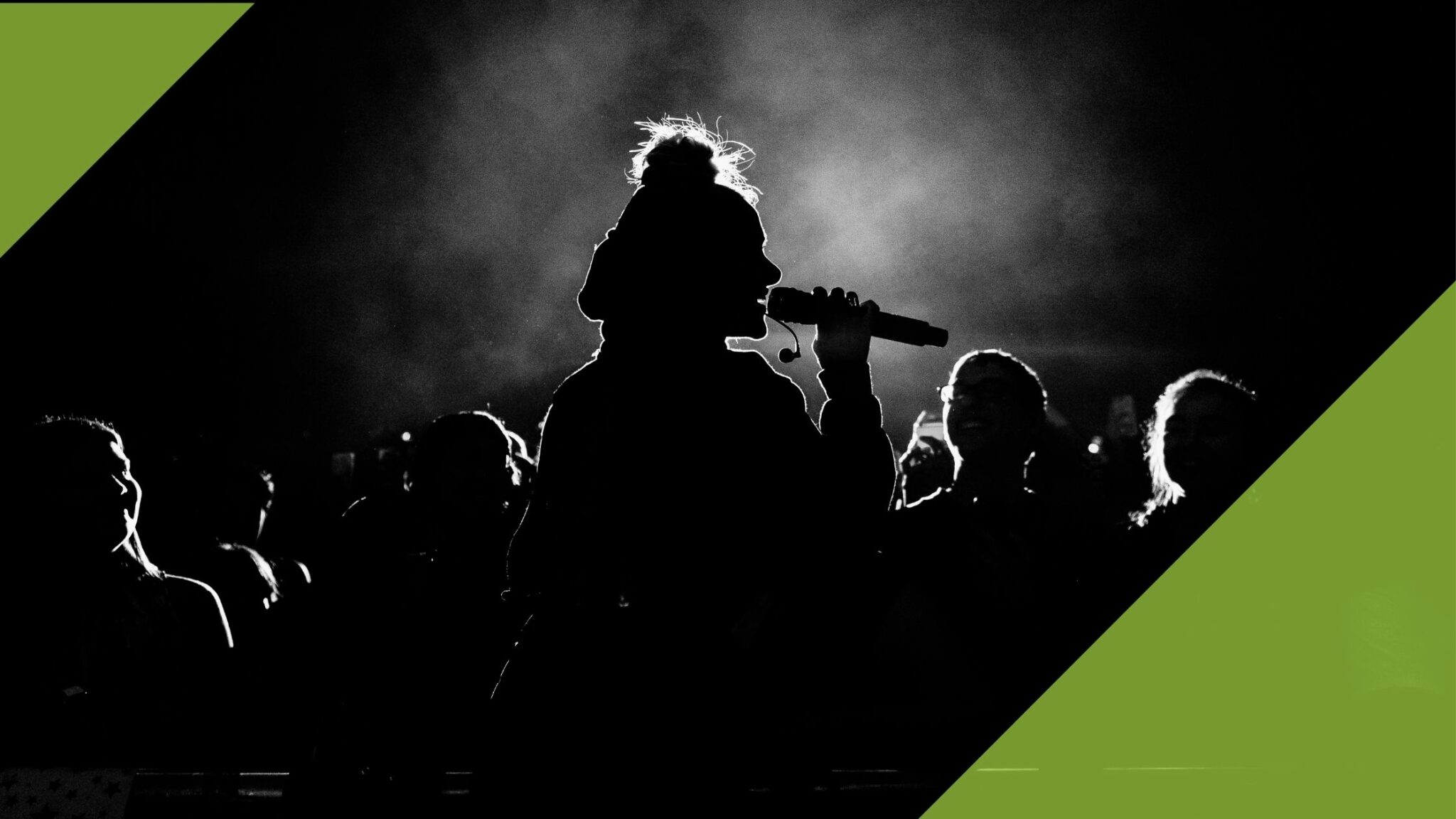 Frau, singend im Schatten, beim Konzert