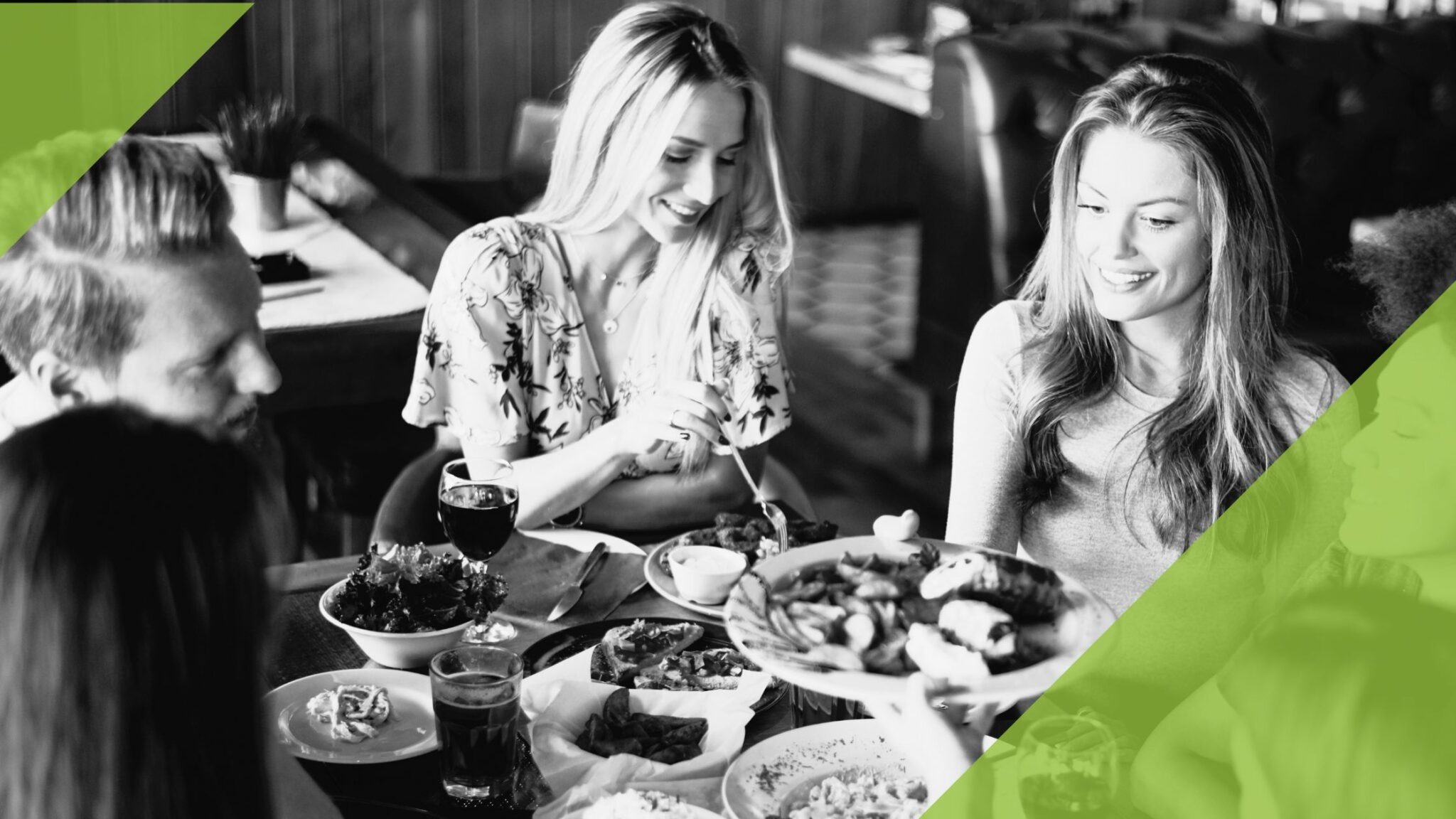 Frauengruppe beim Essen im Restaurant