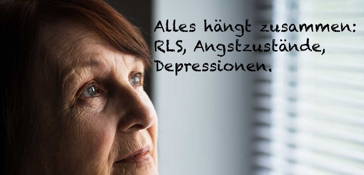 Porträt einer einsamen Seniorin, die durch das Fenster schaut.