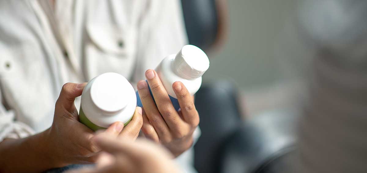 Antidepressiva und Pillen. Nahaufnahme einer Frau, die Antidepressiva und andere Tabletten hält.