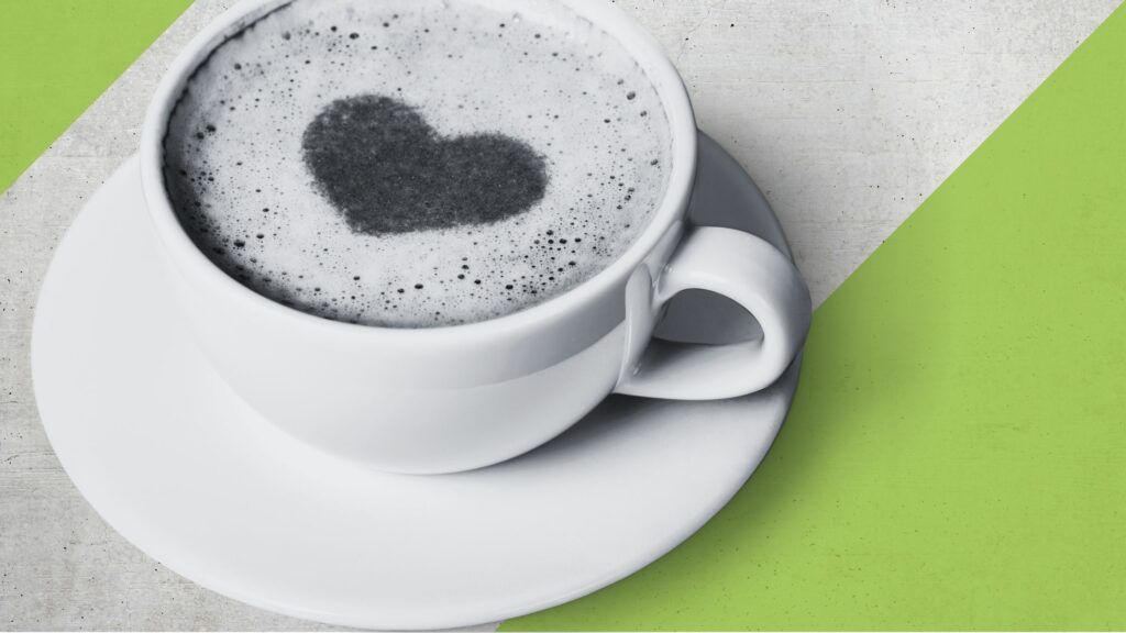 Eine Tasse Kaffee mit Herz im Milchschaum