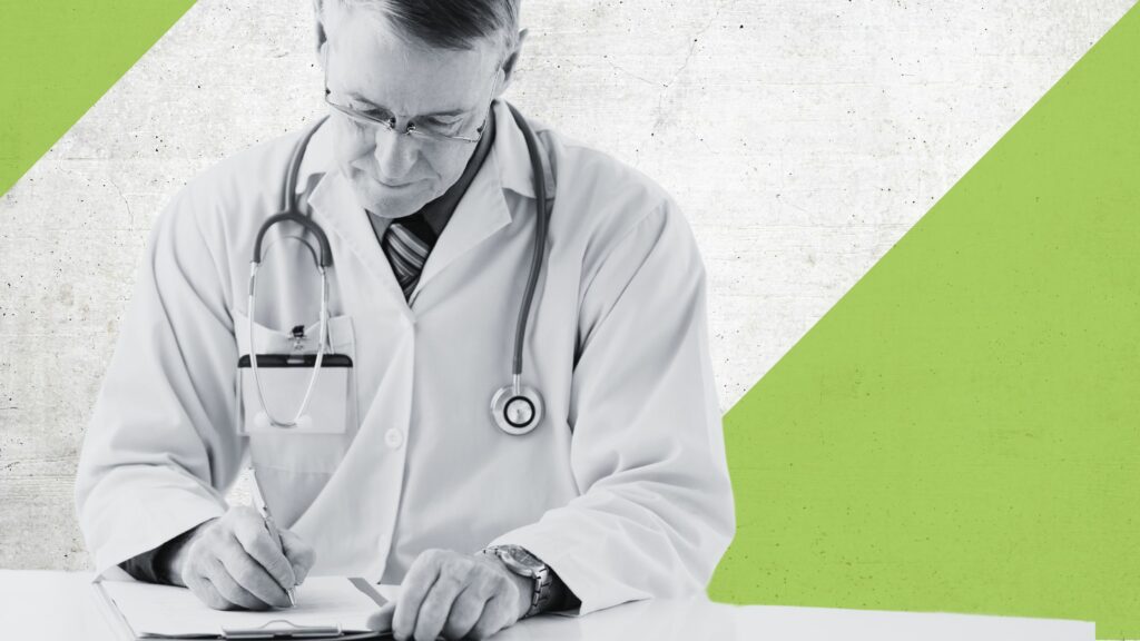 Ein Arzt mit umgehängten Stethoskop, etwas in eine Patientenakte schreibend