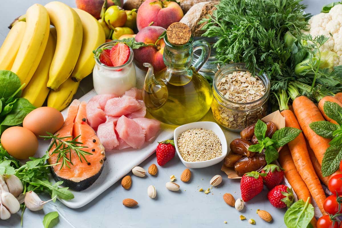Ausgewogenes Ernährungskonzept für die flexible Mittelmeer-Diät um Bluthochdruck und niedrigen Blutdruck zu stoppen. Auswahl an gesunden Lebensmittelzutaten zum Kochen auf einem Küchentisch.