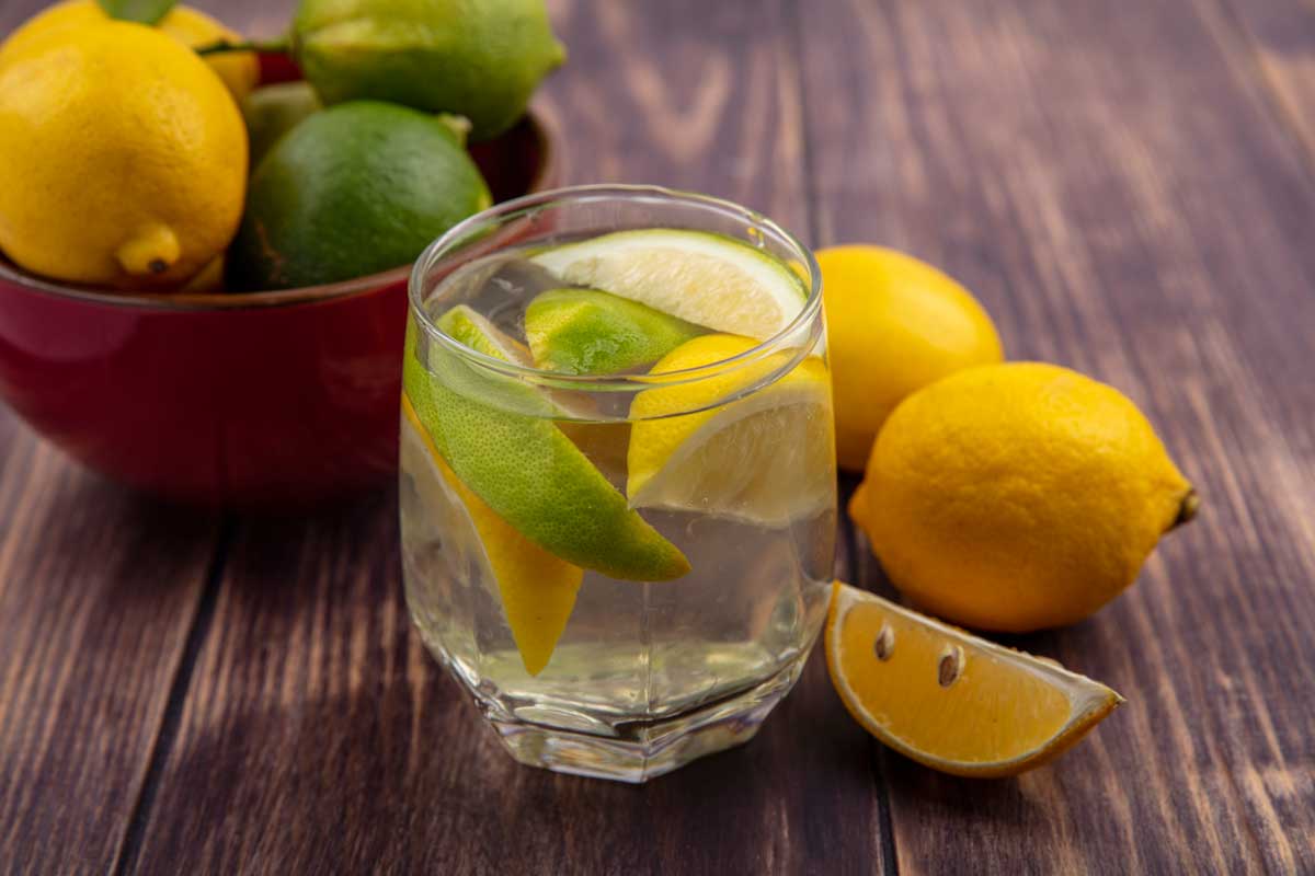 Wasser mit Zitronen- und Limettenscheiben im Glas