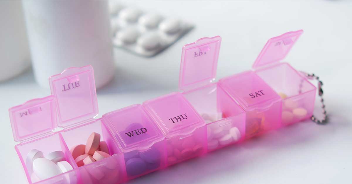 Verschiedene Antidepressiva-Pillen und eine Pillendose, die speziell Citalopram repräsentiert.
