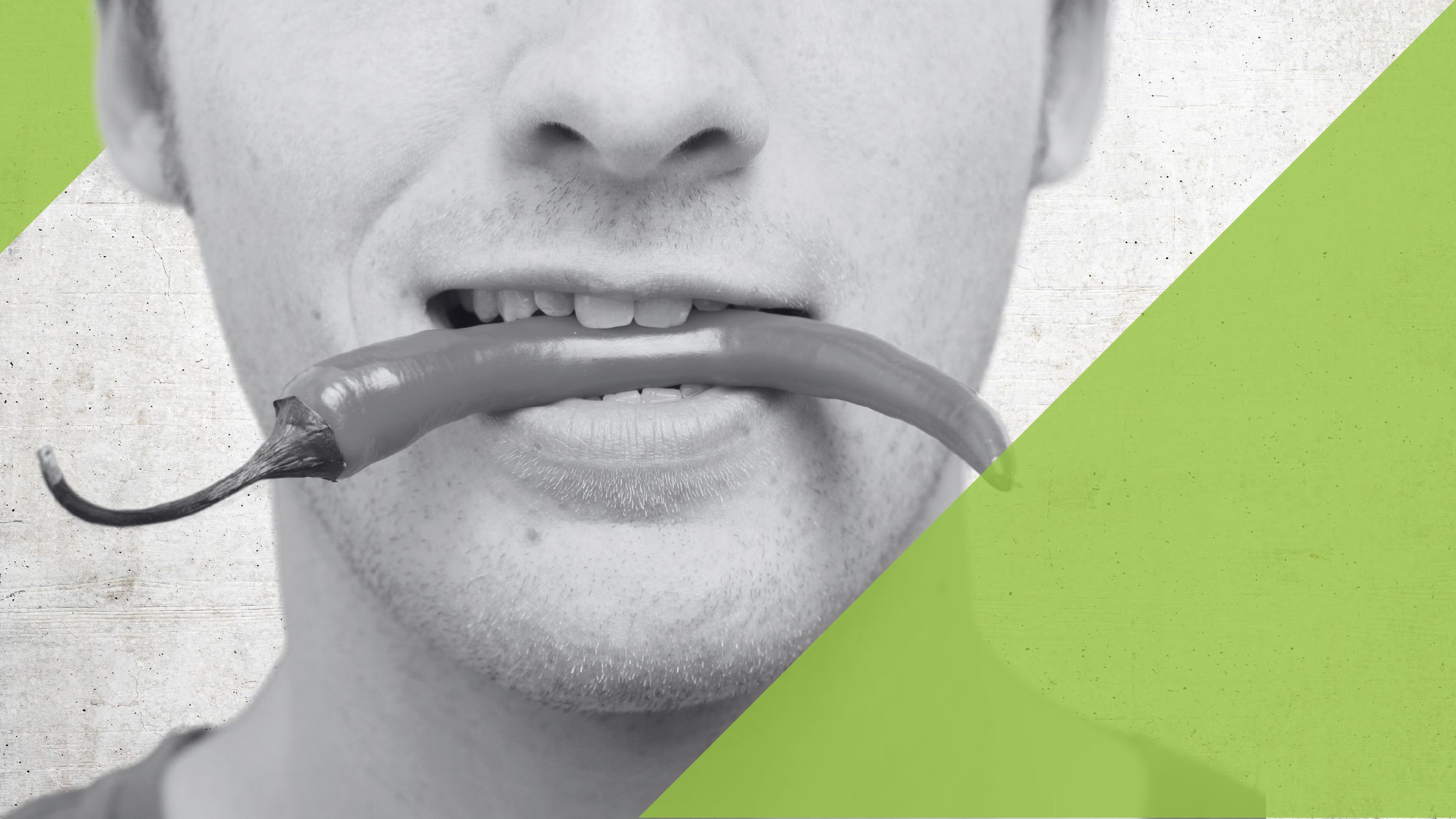 Mann mit Chillischote im Mund, kurz vor dem Abbeissen