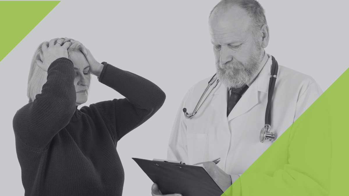 Frau, die sich den Kopf hält mit schreibendem älter Arzt