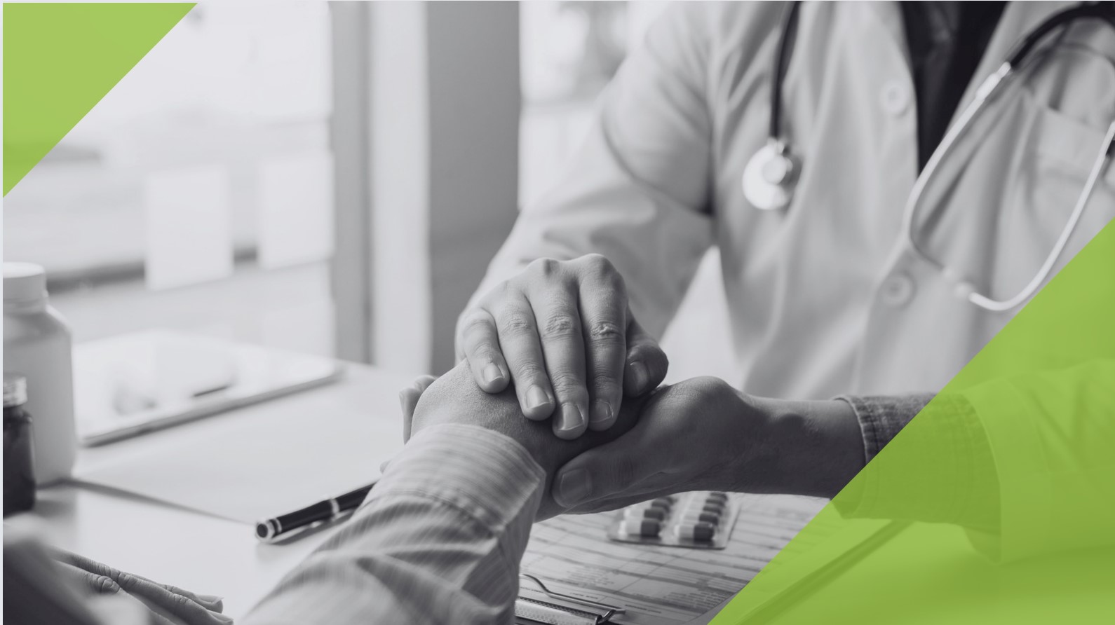 Arzt der die Hand eines Patienten hält