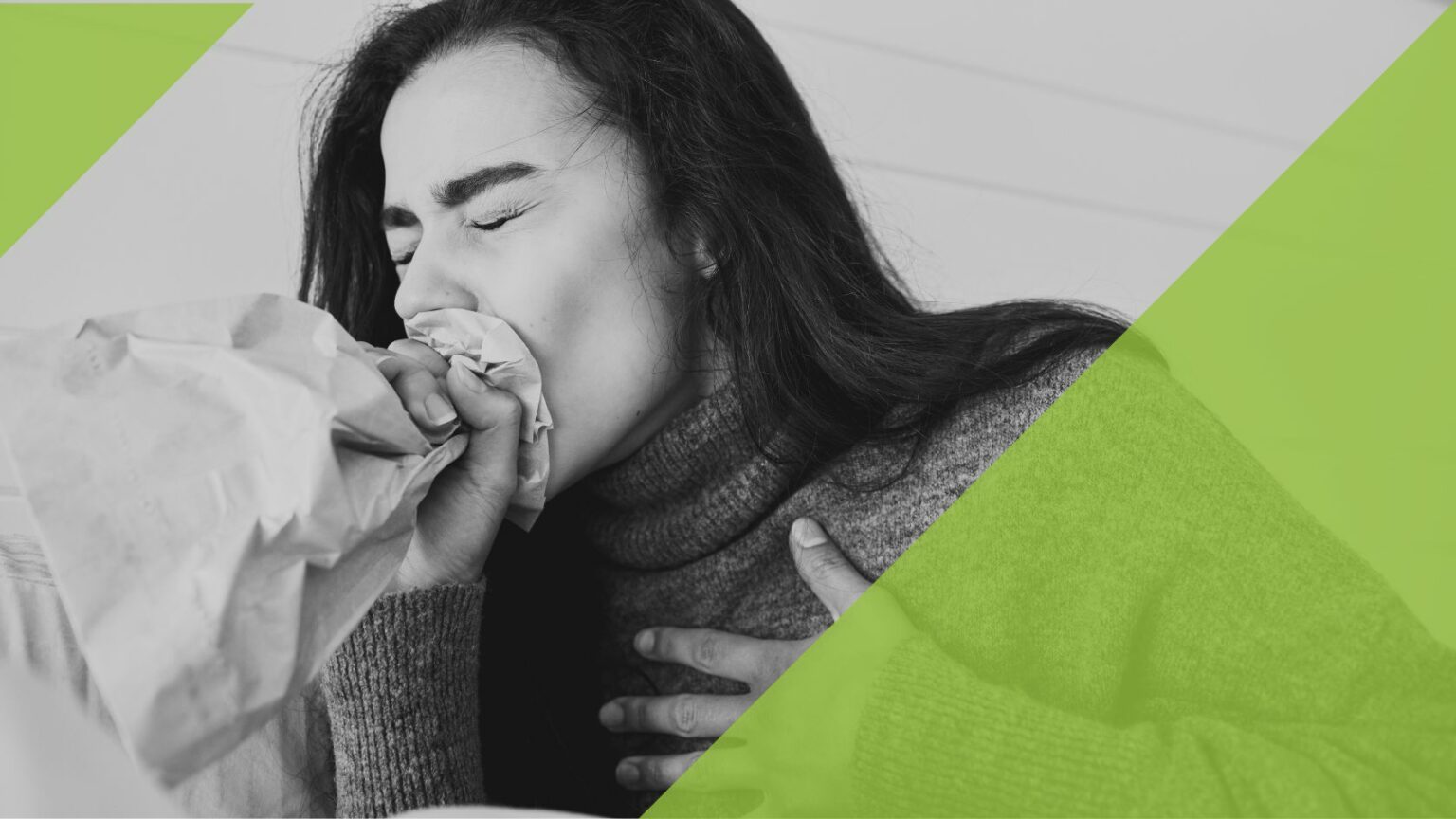 Frau, die asthmatisch in Tüte atmet