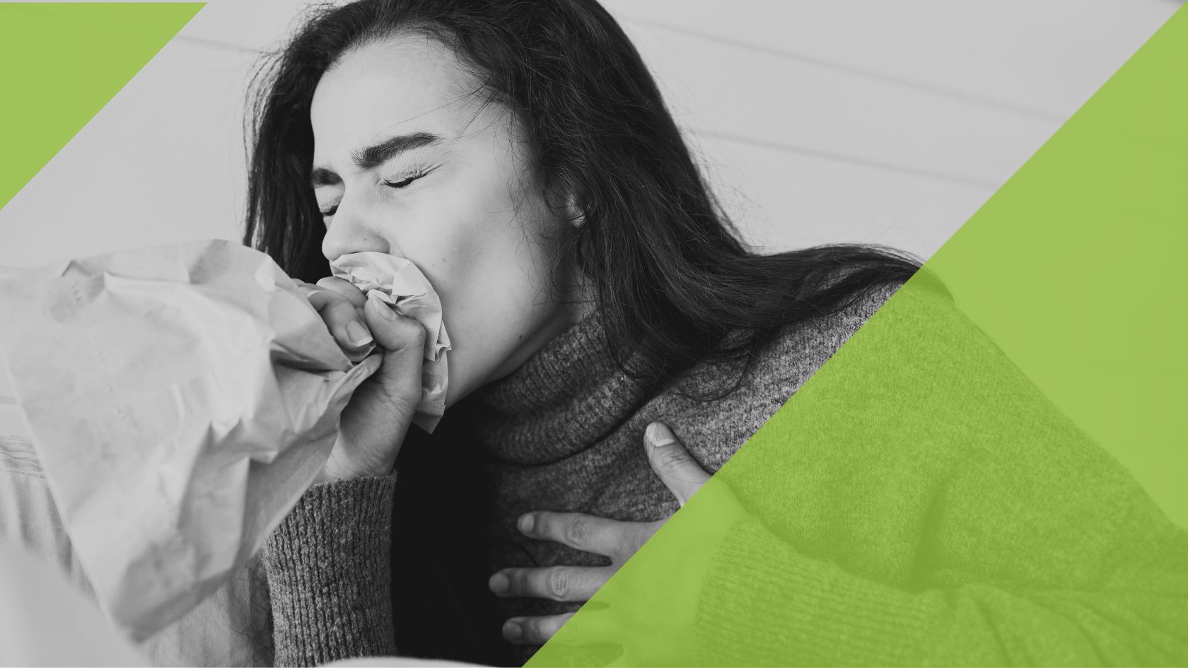 Frau, die asthmatisch in Tüte atmet