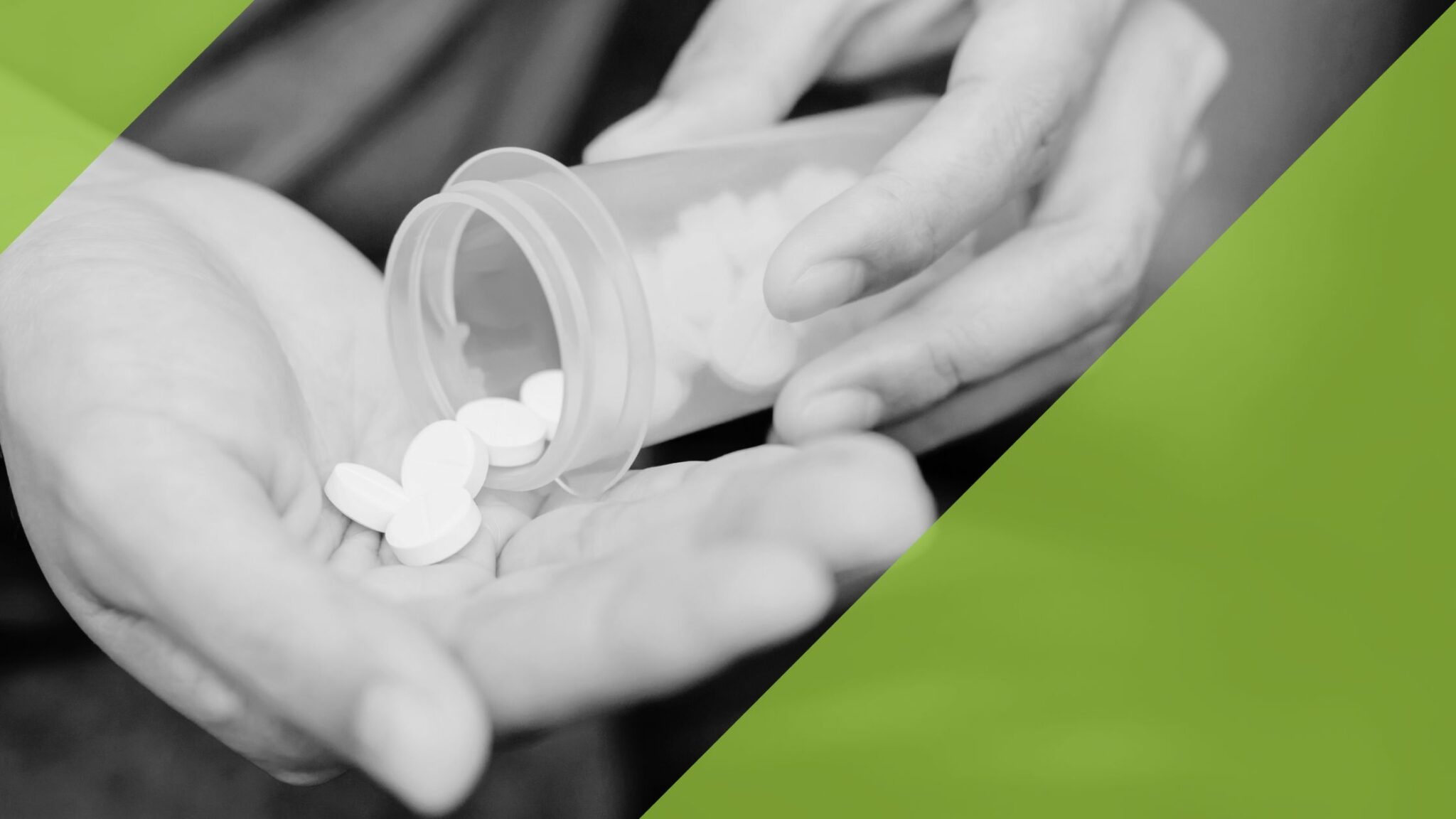 Nahaufnahme einer Hand, die eine halbvolle Tablettendose mit Clonazepam in die andere Handfläche leert. Das Bild symbolisiert die regelmäßige Einnahme von Benzodiazepinen und die damit verbundenen Risiken.