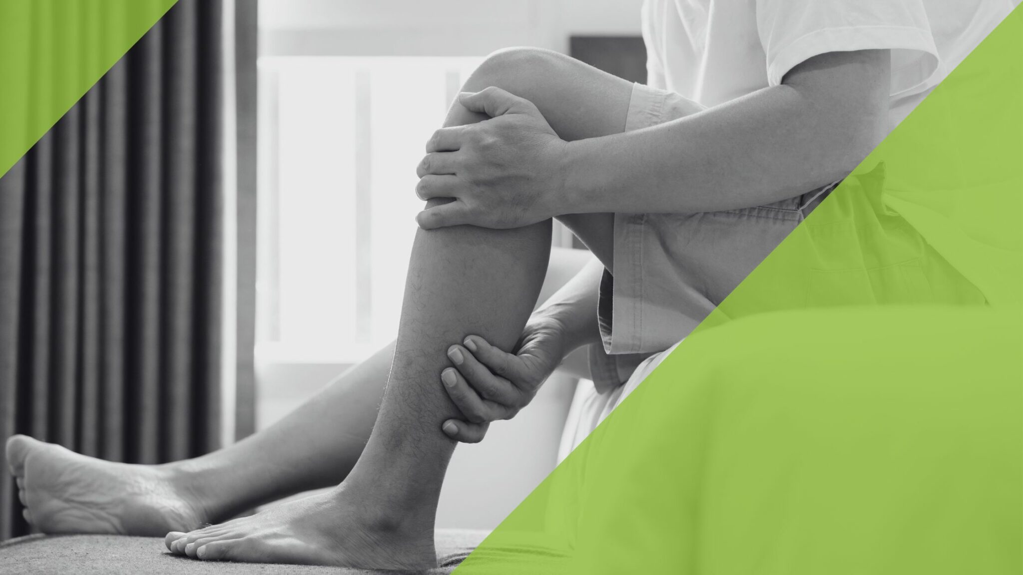 Mann sitzt auf Bettkante und massiert ein Bein mit Restless-Legs-Syndrom. Das Bild symbolisiert, wie Clonazepam zur Behandlung von RLS eingesetzt wird.
