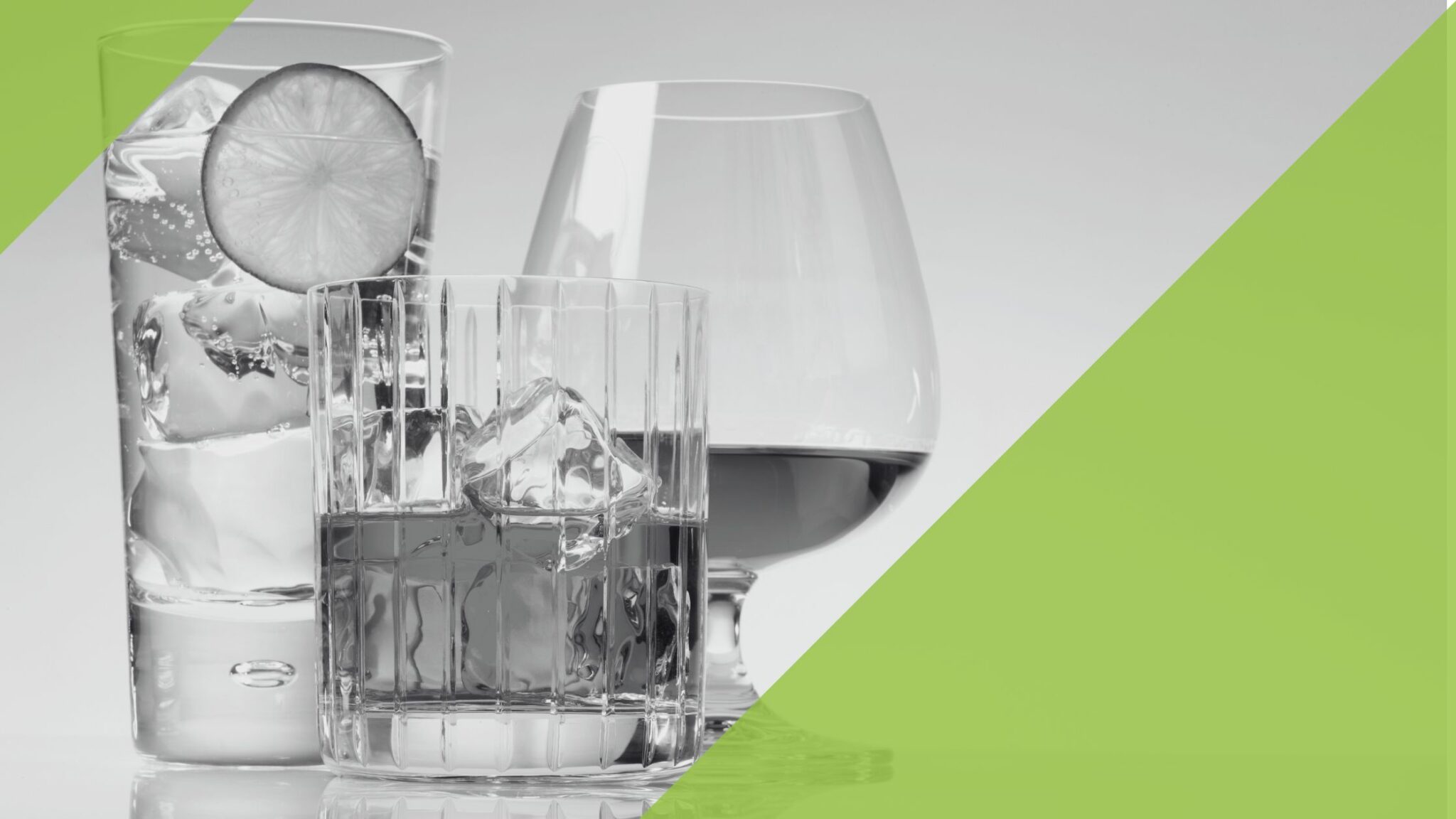 Drei Gläser mit verschiedenen alkoholischen Getränken. Das Bild symbolisiert die verstärkte Wirkung von Clonazepam durch Alkohol, was das Risiko für Atemprobleme und extreme Schläfrigkeit erhöht.