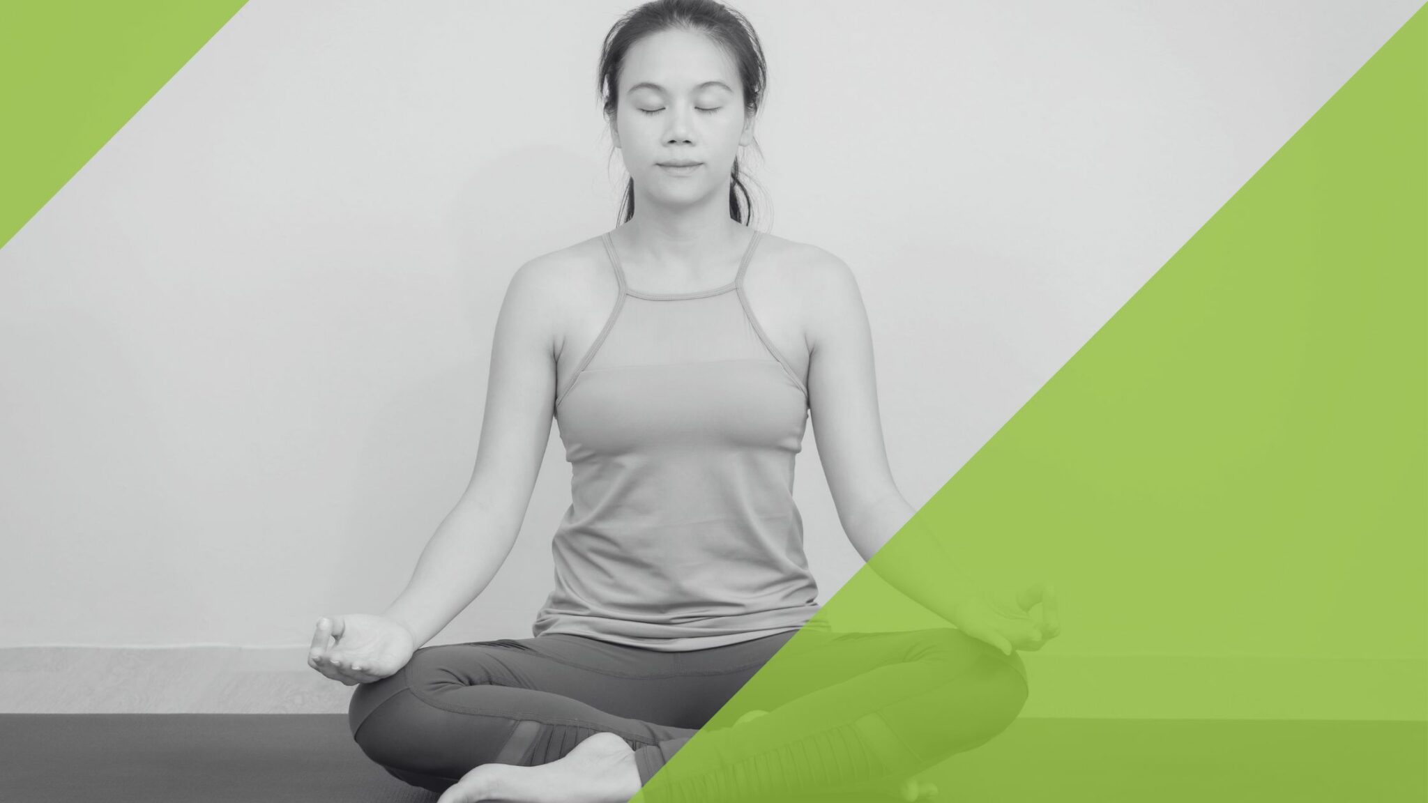 Frau im Lotussitz auf einer Yoga-Matte, meditierend in ruhiger Natur.