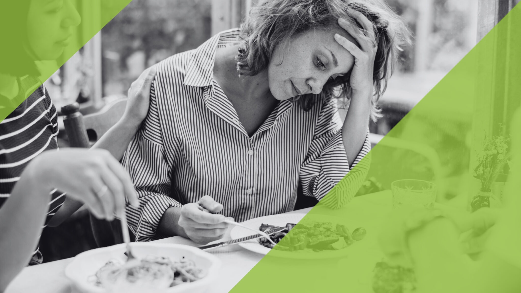 Person sitzt lustlos vor einem Teller Essen, symbolisiert Appetitverlust bei Depressionen.