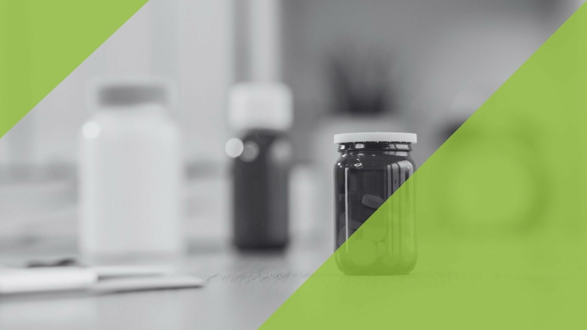 Pillenbehälter auf einem Tisch, symbolisch für verschiedene Antidepressiva.
