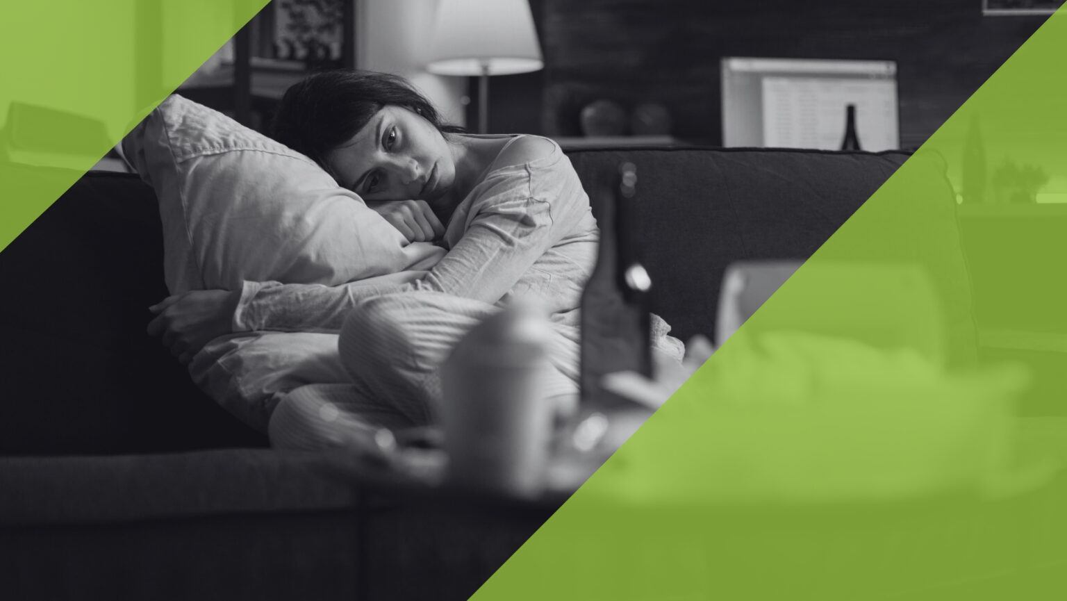 Nachdenkliche Frau mit einem Kissen auf einem Sofa, Symbol für die emotionalen Tiefen der Depression.