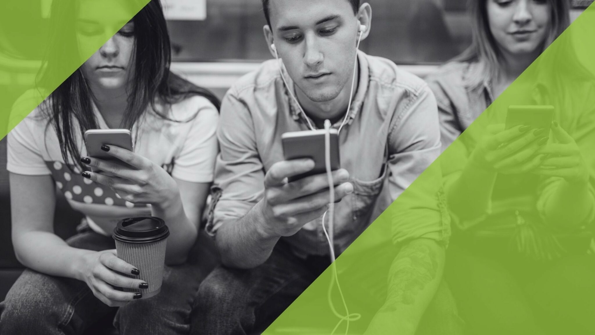 Jugendliche vertieft in Smartphones, symbolisiert Smartphone-Sucht und psychische Belastung.