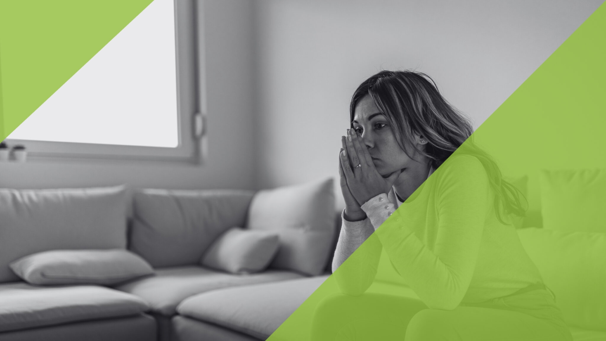 Nachdenkliche Frau auf einem Sofa, Symbol für negative Denkmuster wie Verallgemeinerungen und Schwarz-Weiß-Denken bei Depressionen.