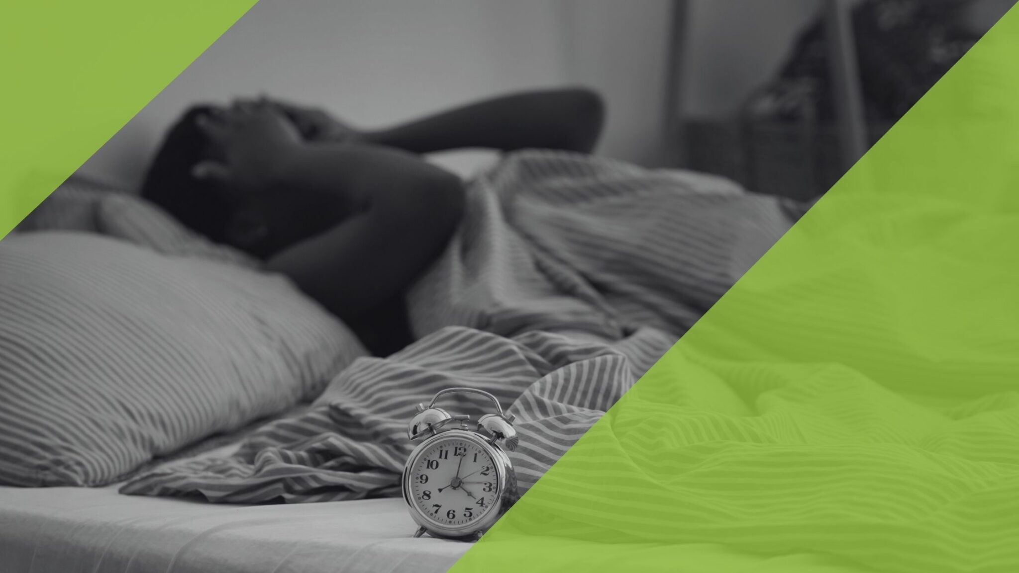 Person liegt wach im Bett, symbolisiert Schlafstörungen bei Depressionen.