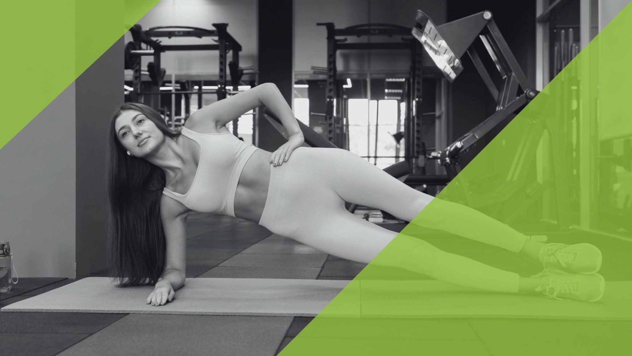 Frau bei einer seitlichen Plank-Übung im Fitnessstudio, symbolisiert die positive Wirkung von Sport auf die psychische Gesundheit.