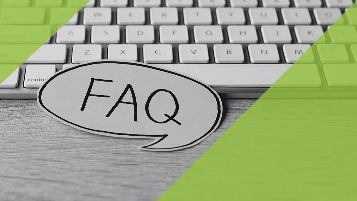 Tastatur mit Papier ‚FAQ‘, symbolisiert häufig gestellte Fragen zu Amitriptylin.