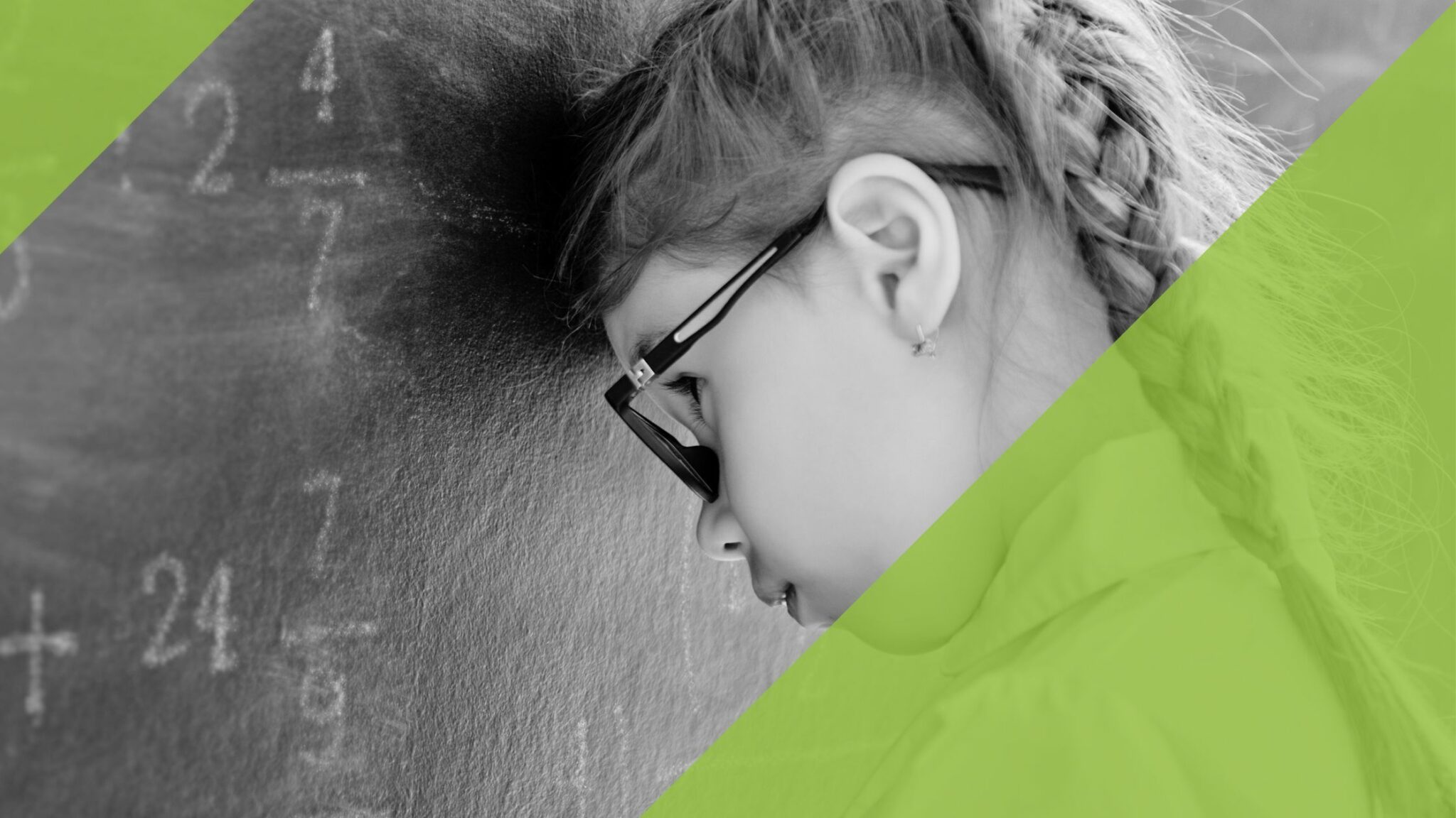 Ein kleines Mädchen lehnt ihren Kopf frustriert an eine Schultafel