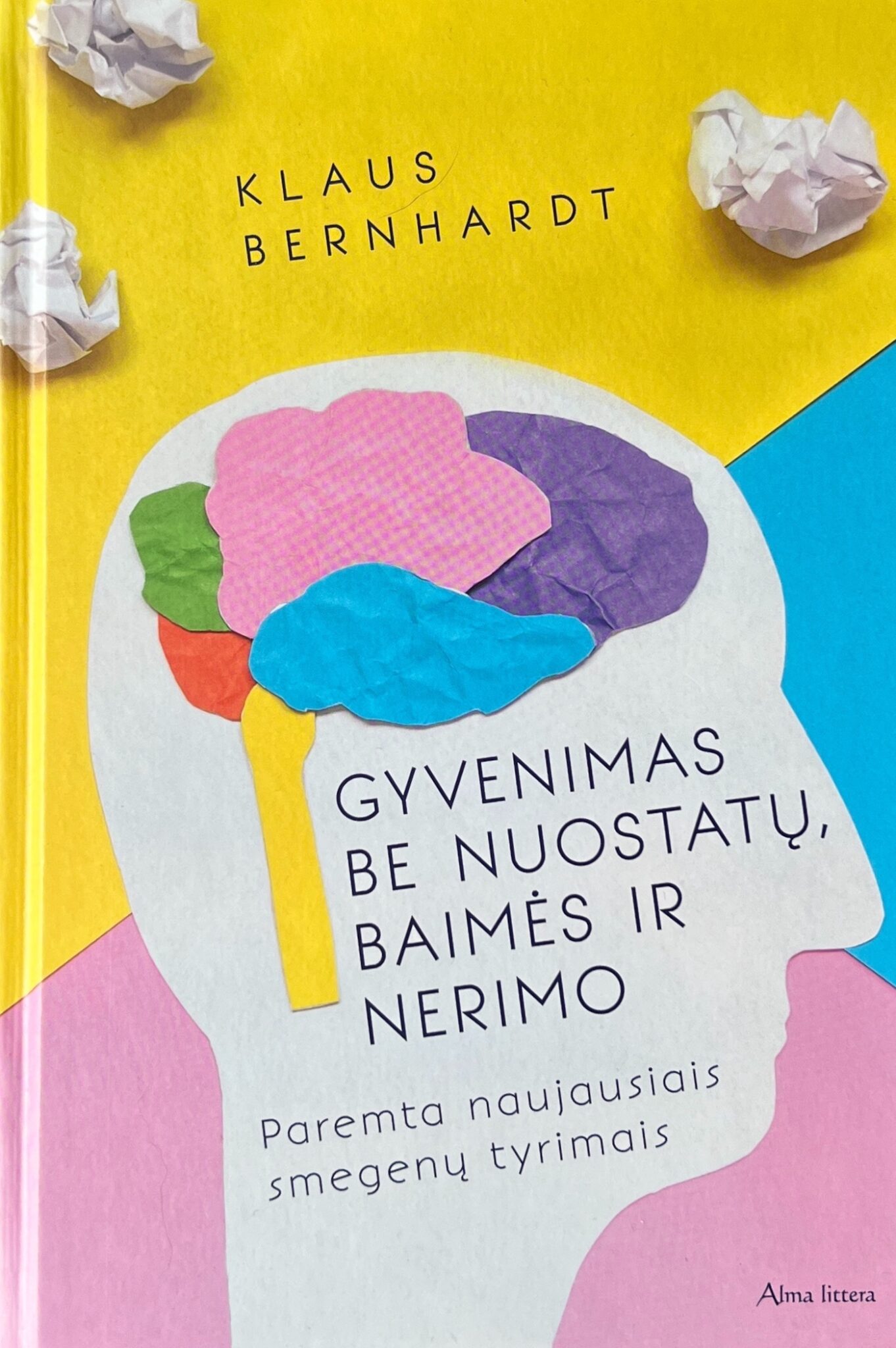 Hardcover eines estnischen Fachbuchs ueber die Bernhardt-Methode gegen Angststoerungen und Panikattacken. Farbige Scherenschnitt-Abbildung eines Gehirns innerhalb eines Kopfes, umgeben von zerknuellten Zetteln.