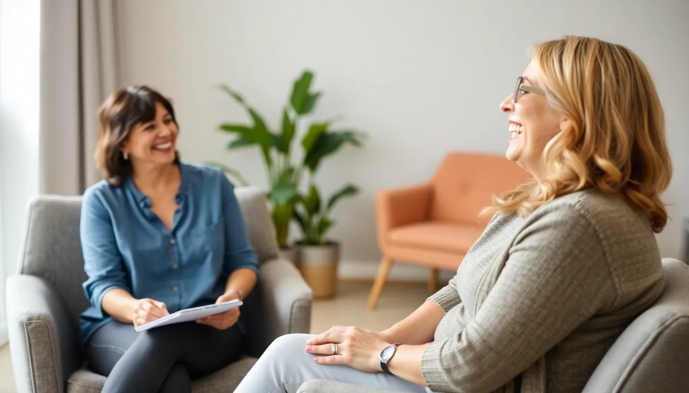 Ein Frau mit sozialer Phobie und eine Angsttherapeutin im Gespraech. Beide lachen herzhaft. Bei der Bernhardt-Methode ist Humor ein wesentlicher Aspekt der Therapie.
