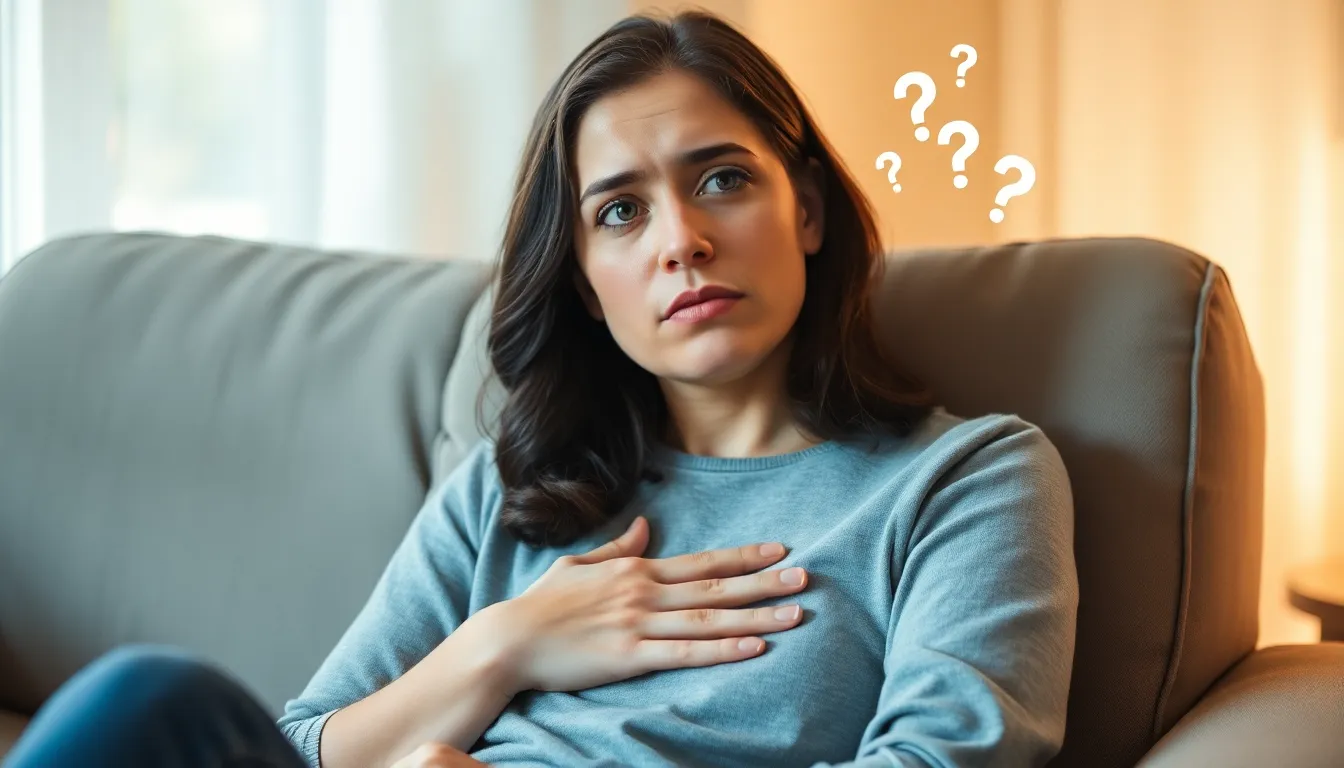 Eine Frau sitzt grübelnd auf einem grauen Sofa, eine Hand auf der Brust, umgeben von Fragezeichen, die ihre Gedanken und mögliche Emetophobie-bedingte Ängste darstellen.