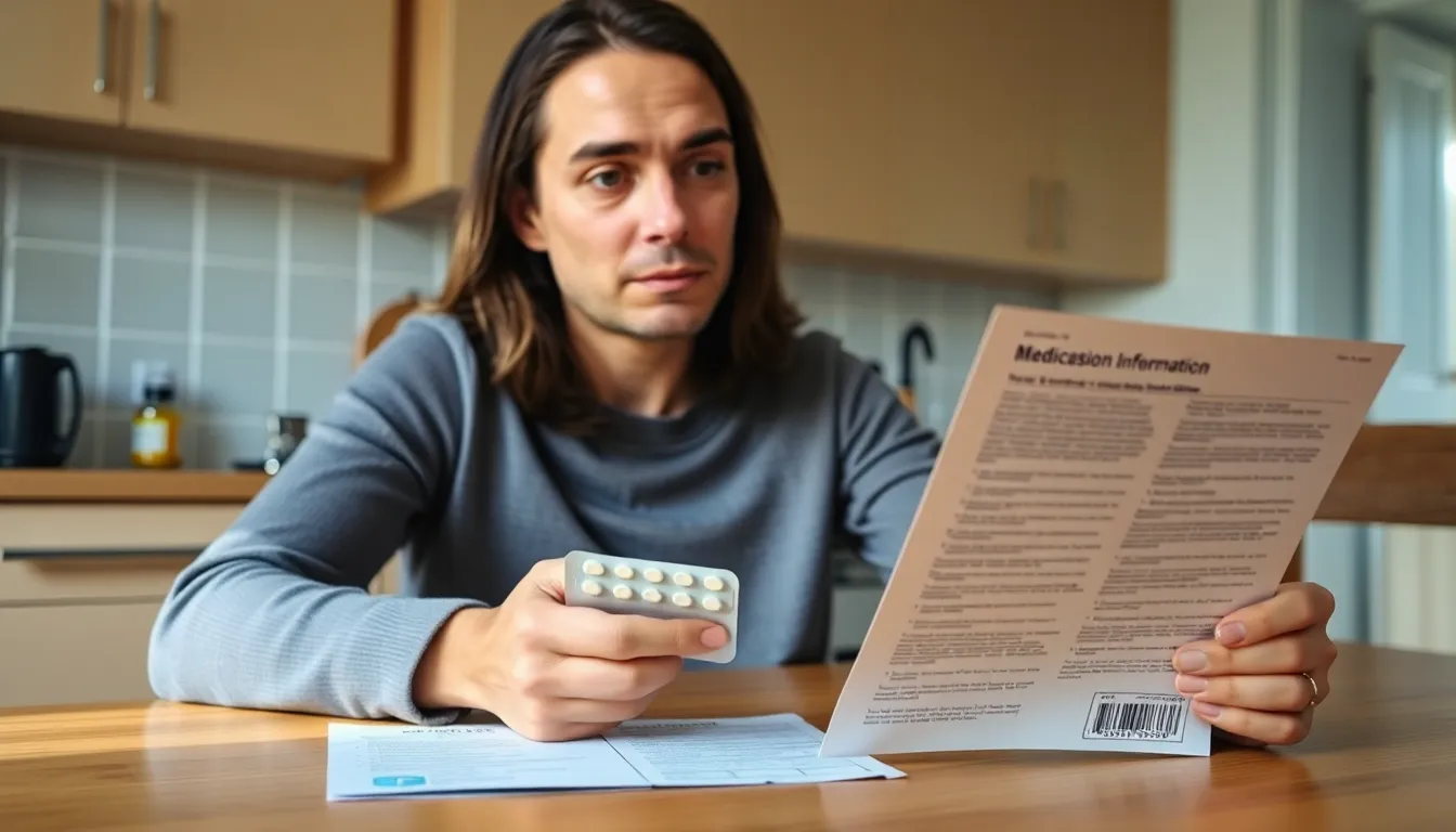 Ein nachdenklicher Mann sitzt am Tisch, betrachtet Antidepressiva und liest den Beipackzettel zur Behandlung von Emetophobie.