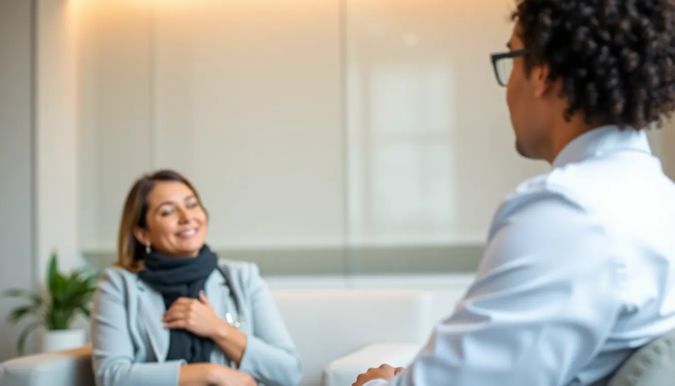 Zwei Menschen im Gespräch während einer Therapiesitzung, Die Patientin ist gut gelaunt und entspannt. Besondere Sprachmuster des Therapeuten machen es ihr leicht sich zu öffnen.