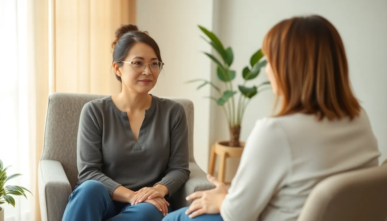 Eine Frau spricht in einer Therapie-Sitzung mit ihrer Therapeutin über ihre Ängste, wie z.B. Emetophobie. Sie sitzen in Stühlen.